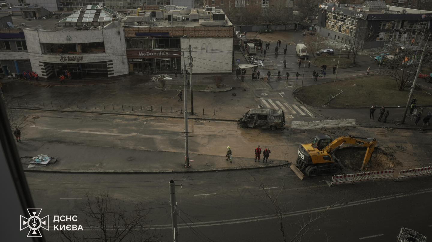 Під час ракетної атаки росіян було пошкоджено найстаріший McDonald’s України