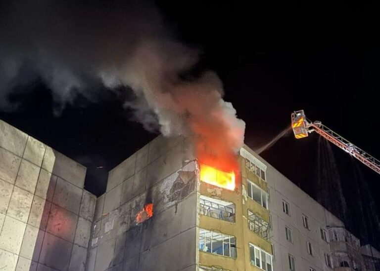 Дрон влучив у багатоповерхівку на Кіровоградщині