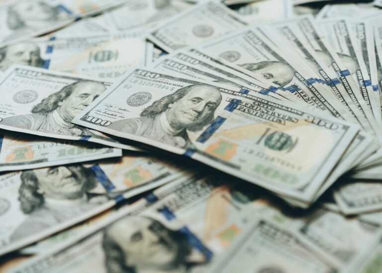 Долар займає домінуючу кількість трафіку на SWIFT