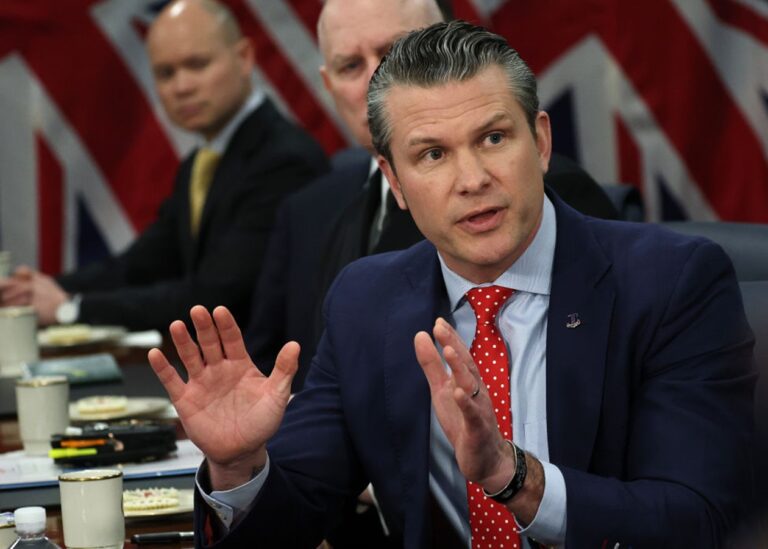 Глава Пентагону підкреслив, що зупинка поставок зброї Києву – це "пауза"