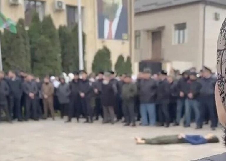 В Чечні тіло вбитого підлітка виставили на площі