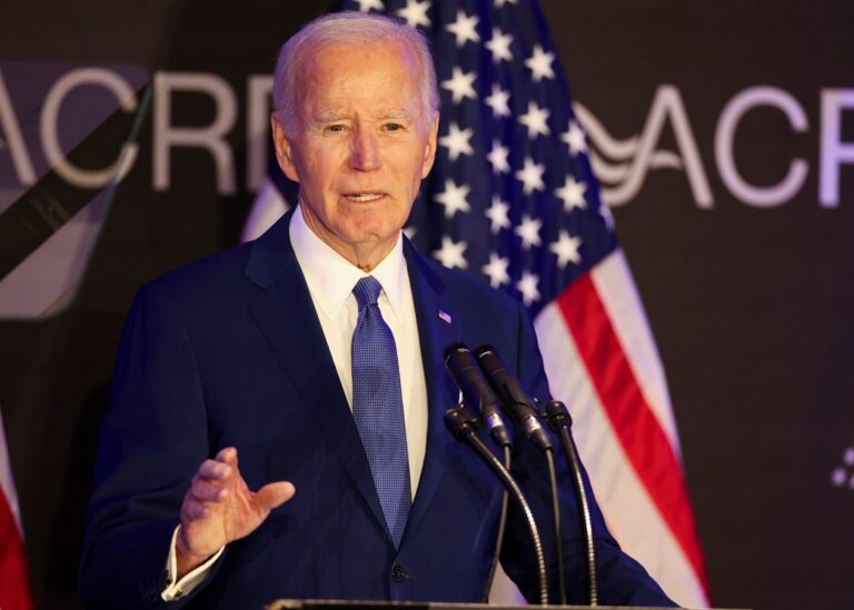 Байден вперше після відставки виступив з критикою Трампа