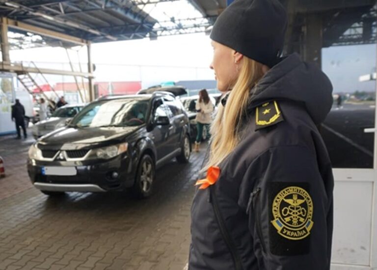 Уряд впровадив моніторинг способу життя митників