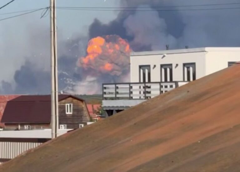 СюжетВидно за 50 км. Вибухи на складі Міноборони РФ