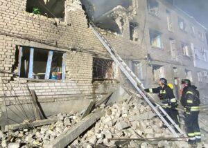 В Запоріжжі витягли з-під завалів людину