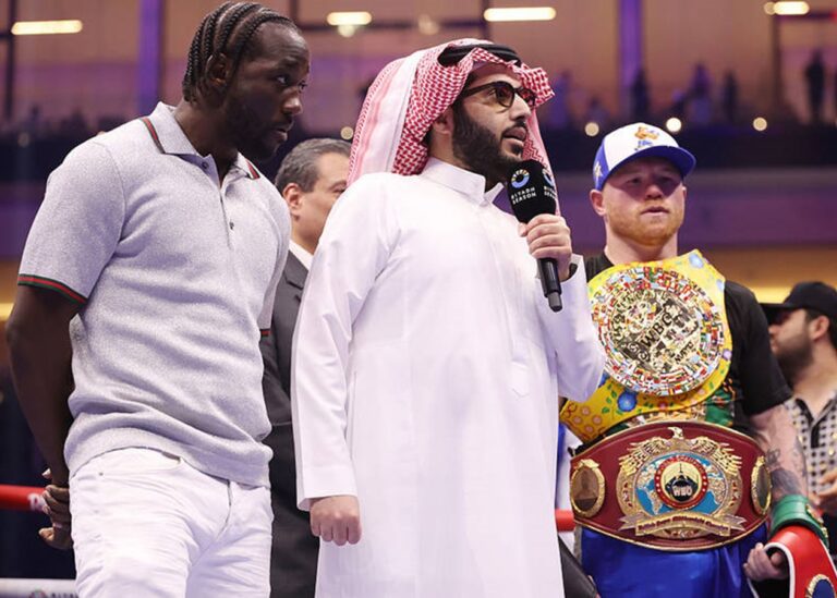 Альварес і Кроуфорд провели першу битву поглядів