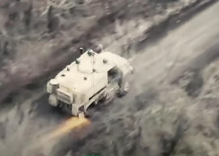 Боєць ГУР вивіз підбитий броньовик з поля бою