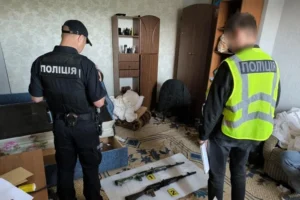 940 обшуків щодо незаконного обігу зброї: що поліція вилучила в українців (фото)