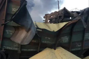 На Київщині ворог пошкодив залізницю та вагони із зерном