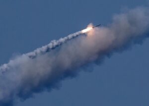 РФ атакувала Київ балістикою і БПЛА