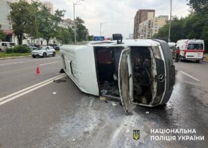 Посеред проспекту у Києві перекинувся мікроавтобус