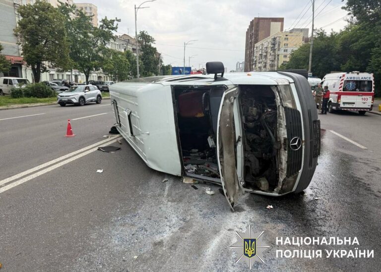 Посеред проспекту у Києві перекинувся мікроавтобус