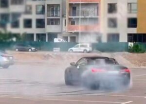 У Києві молодик на BMW влаштував дрифт біля ТРЦ