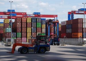 Європейські порти переповнені через мита Трампа