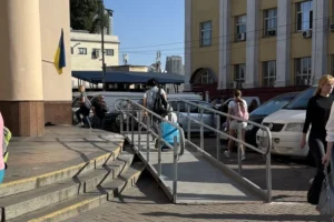 На метро «Вокзальна» змонтовано перший пандус для маломобільних пасажирів (фото)