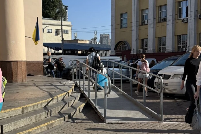 На метро «Вокзальна» змонтовано перший пандус для маломобільних пасажирів (фото)
