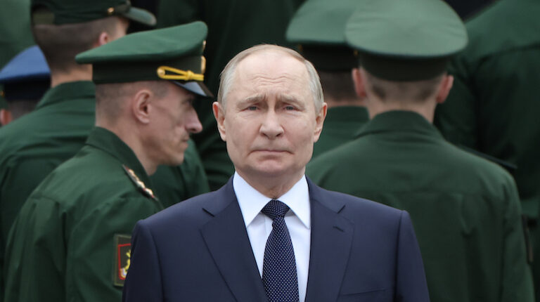 Путін анонсував скорочення оборонних витрат
