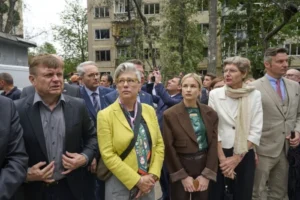 Іноземні дипломати відвідали місце удару РФ по житловому будинку в Києві