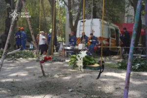 Кияни несуть квіти до знищеного росіянами будинку, де тривають пошукові роботи (фото)