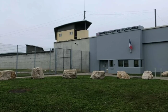 У Франції в’язень утік з тюрми, сховавшись у сумці співкамерника