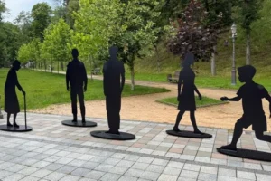 У Києві  з’явилася зворушлива інсталяція «Тіні присутності»: що вона символізує (фото)