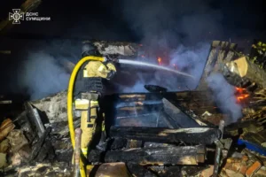 ДСНС показала наслідки атаки на Сумщині: зруйновані будинки та пожежі