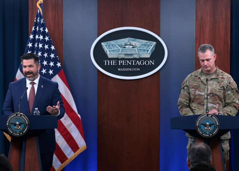 США пояснили, чому призупинили поставки зброї Україні