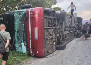 На Дніпропетровщині перекинувся автобус: є жертва