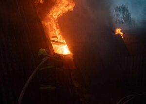 У Харкові після вибухів спалахнула пожежа