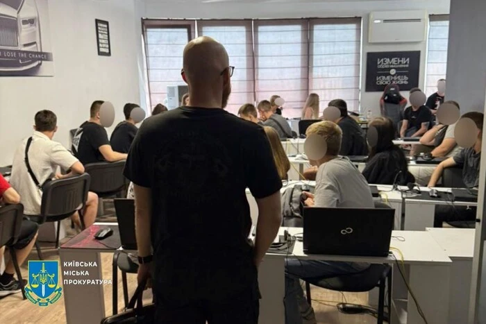 У Києві діяли кол-центри, що обкрадали українців і прославляли Путіна. Прокуратура провела обшуки