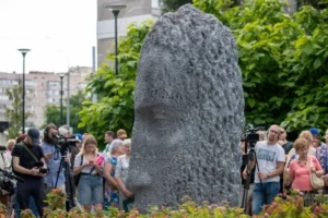 На Оболоні відкрито артоб’єкт на честь воїнів тероборони (фото)