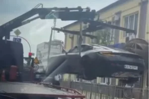 Мережа жартує з комунальника, який наважився евакуювати авто вартістю $250 тис.