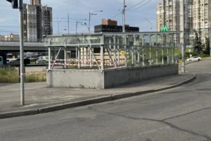 Обстріл Києва: який вигляд має пошкоджений вихід зі станції метро «Святошин» (фото)