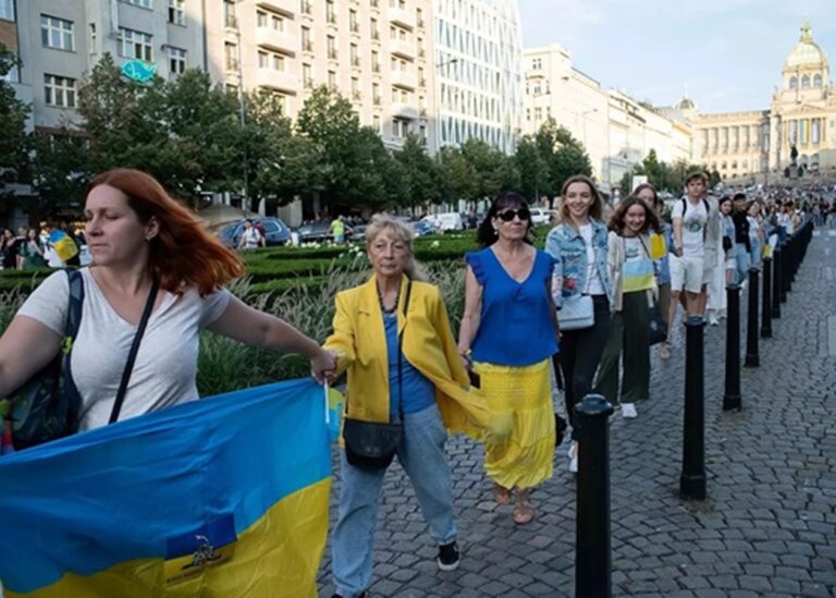 Українці стали менше вірити у швидку перспективу вступу в ЄС і НАТО