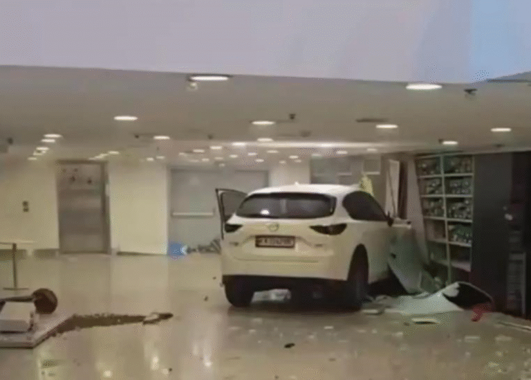 Автомобіль влетів у ТРЦ Ocean Plaza в Києві