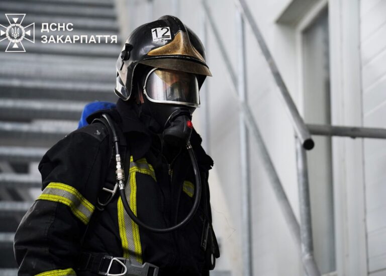 У Мукачево на третю добу загасили пожежу після удару РФ