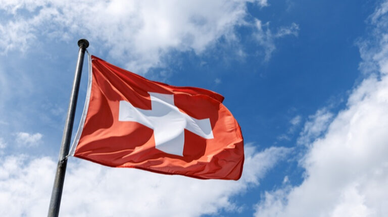 Трамп б’є по Швейцарії: фондовий ринок падає через мита