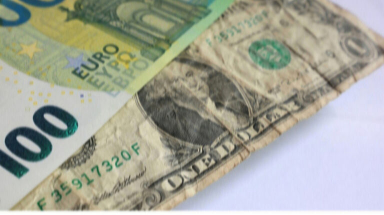 Нацбанк показав курс долара і євро на вівторок 30 вересня