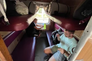 Пасажир поскаржився на умови у вагоні першого класу та отримав емоційну відповідь від «Укрзалізниці»