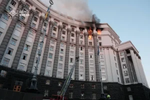 У Києві загорілась будівля Кабміну після атаки РФ (фото, відео)
