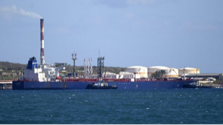 Індія попросила США дозволити замість російської нафти купувати іранську – Bloomberg