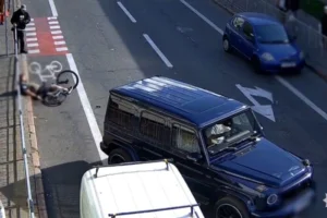 Водій Mercedes жорстоко побив велосипедиста за зауваження про паркування на велодоріжці