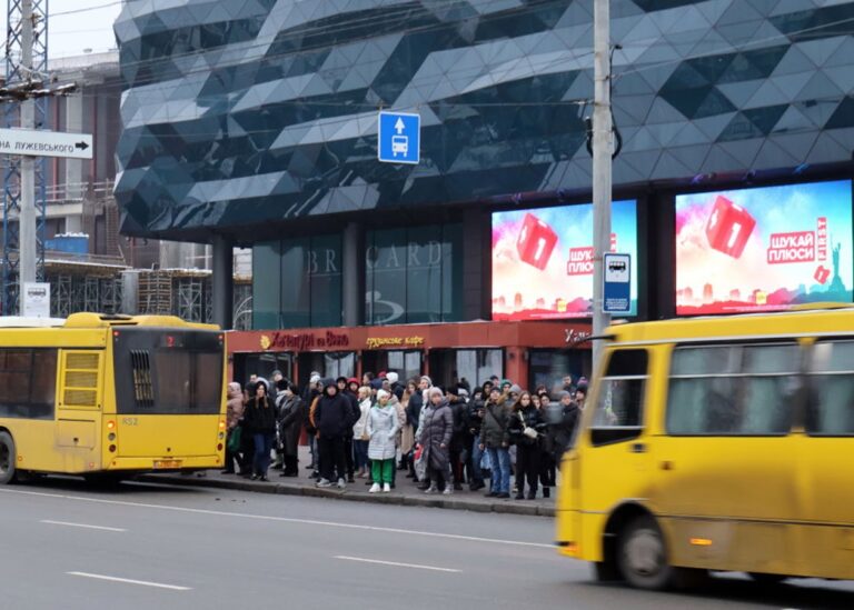 В Києві частково замінили електротранспорт автобусами