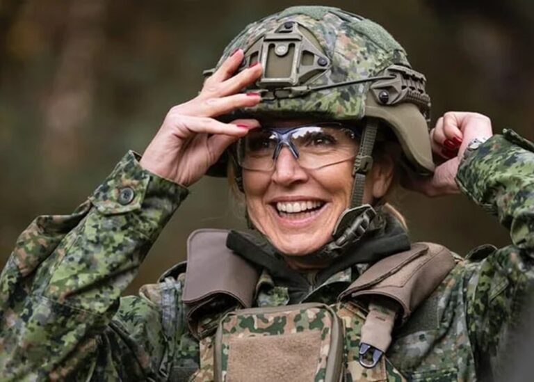 Королева Нідерландів Максима пройшла військові навчання