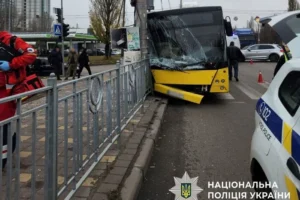 У Святошинському районі столиці автобус зіткнувся з електроопорою (фото)