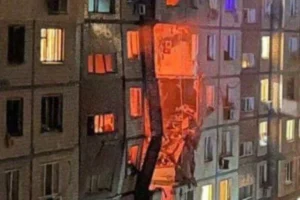 У Дніпрі безпілотник влучив у багатоповерхівку, люди під завалами