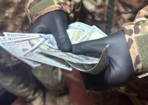 Військовий пропонував хабар посадовцю навчального центру за втечу зі служби