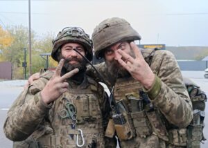 Понад 160 діб утримували позицію: Зеленський нагородив двох воїнів