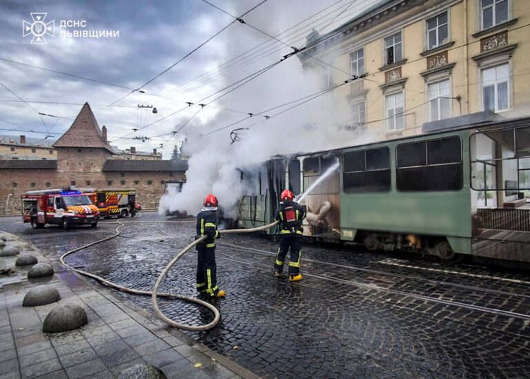 У Львові під час руху загорівся трамвай