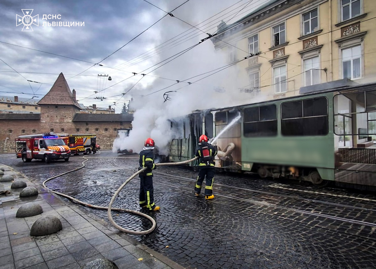 У Львові під час руху загорівся трамвай